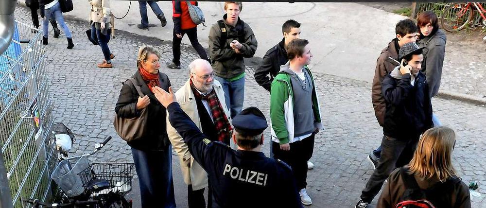 Kein Durchgang. Der Bahnhof Ostkreuz musste am Donnerstagabend für mehrere Stunden gesperrt werden.