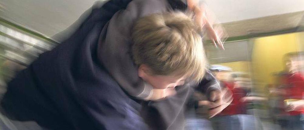 Gewalt im Klassenzimmer. Wer seine Mitschüler physisch bedroht oder durch Mobbing seelisch unter Druck setzt, kann aus der Klasse oder sogar von der Schule verwiesen werden. Vor allem dann, wenn andere Erziehungsmaßnahmen keinen Erfolg haben.