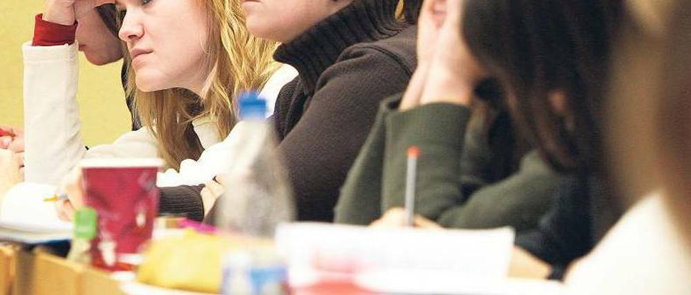 Lange lernen. Im Bachelor halten 19 Prozent der Studierenden die zeitliche Belastung im Semester für zu hoch. Foto: ddp