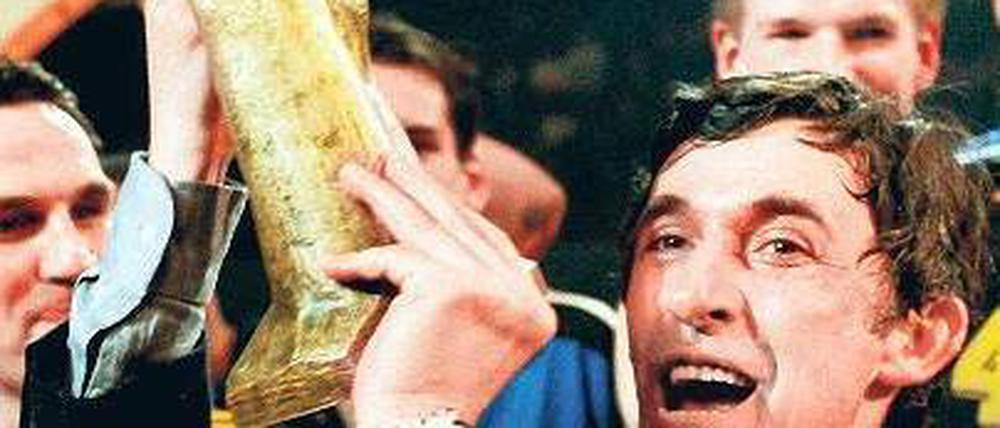 Hoch den Korac-Cup. Svetislav Pesic zeigt, wie man einen Europapokal holt.