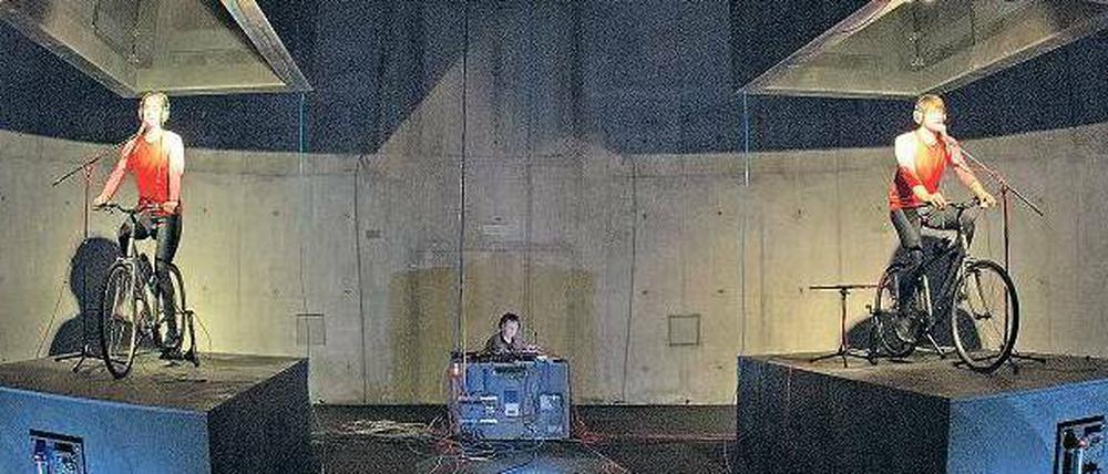 Strampeln für die Kunst. Lucy Wirth und Christoph Gawenda (vorn) in Katie Mitchells Inszenierung.