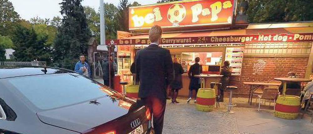 Der Fahrer wartet. „Bei Papa“ an der Hermannstraße ist eine Limousine mit Chauffeur eher die Ausnahme.