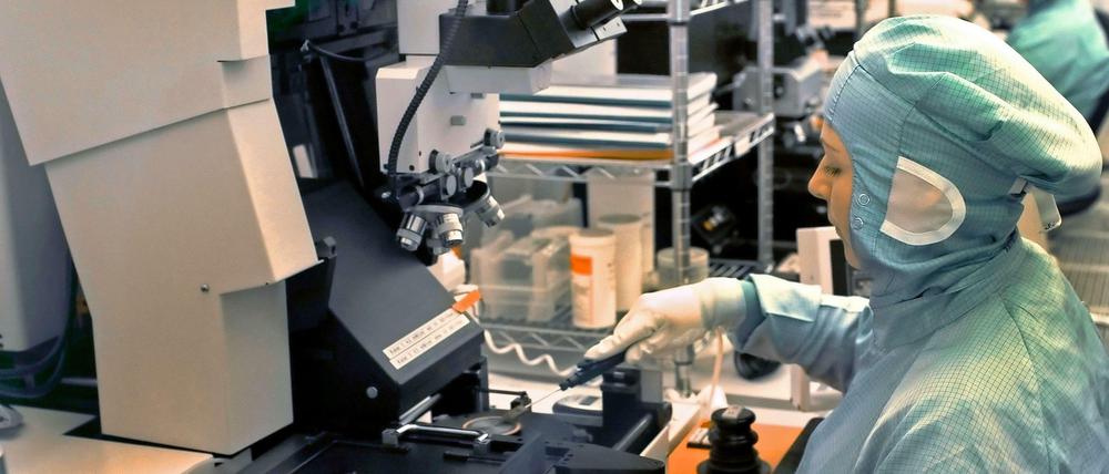 Viele Berufe in der optischen Industrie sind hochspezialisiert. Es geht unter anderem um Laser- und Raumfahrttechnik.