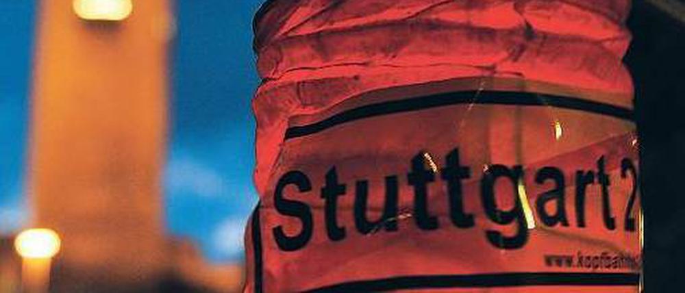 Schlusslicht? Einst wurde mit roten Laternen gegen den Bahnhofsumbau protestiert, nun drohen rote Zahlen. Das könnte das Projekt kippen. Foto: Daniel Maurer/dapd