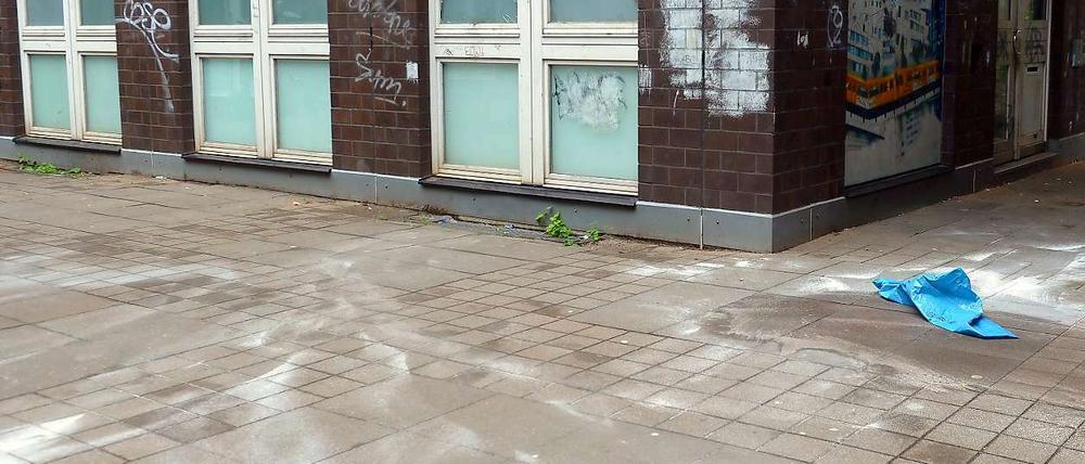 In Kreuzberg hat sich offenbar ein grausamer Mord ereignet. Nachbarn berichten, ein Mann habe seine Frau enthauptet und ihren Kopf von einer Dachterrasse heruntergeworfen.