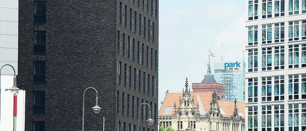 Von West nach Ost. Wo einst die Mauer die Stadt teilte, verbindet jetzt die Axel-Springer-Straße Kreuzberg mit der östlichen Innenstadt. Das hätte den Hamburger Verleger, der zeitlebens von der Einheit Berlins und Deutschlands träumte, aber sie nicht mehr erleben durfte, sicher gefreut.