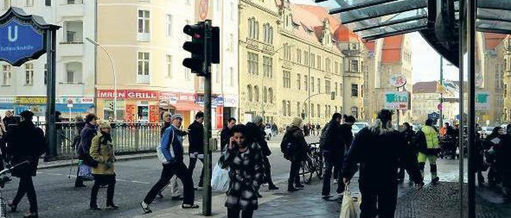 Mehr Platz zum Bummeln: die Gehsteige werden verbreitert. Radfahrer bekommen ihren eigenen Fahrstreifen.