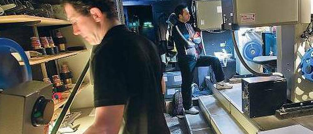 Festivalfilme präsentieren – wie hier in einem der Vorführräume im Cinemaxx – ist eine virtuose Kunst. 2000 Vorstellungen mussten auf der Berlinale reibungslos über die Bühne gehen. Die 400 Festivalfilme stammen aus 21 Ländern, sie werden als digitale Dateien in allen möglichen Formaten zur Verfügung gestellt, auf DVD – und teils auch noch auf Zelluloid.