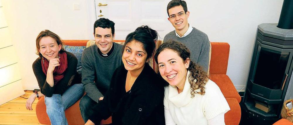 Warmer Empfang. Bei der Gemeinschaft Points-Coeur in Neukölln treffen sich diesmal Suzanne Anel (l.), Pater Jean-Marie Porté und Alexis Dupuy; vorn Lakshmi und Marianne Philibert.