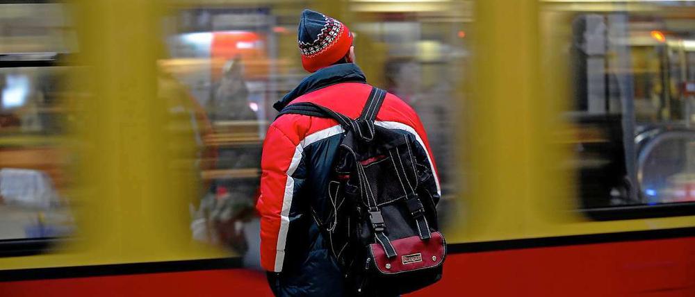 Im Stich gelassen: Bahnreisende sollten sich am besten vor der Abfahrt über etwaige Fahrplanänderungen informieren. Am Bahnsteig sind Informationen schwer zu bekommen.