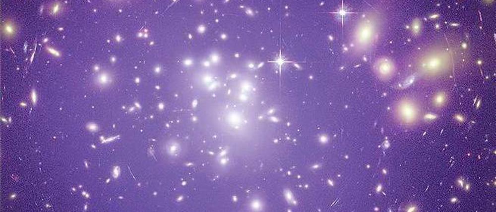 Der letzte Rest. Das Universum dehnt sich immer schneller aus. Nur in großen Galaxienhaufen (hier das Cluster „Abell 1689“) ist die Gravitation wohl stark genug, um die Flucht zu verhindern, sagt Schmidt. Sie werden irgendwann in sich zusammenstürzen.