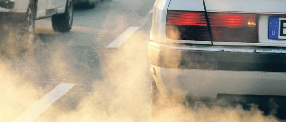 Es mieft. Vor allem an trüben Tagen wird die Luft entlang der Straßen schlecht, weil die Autoabgase kaum abziehen. Am Wochenende soll aber kräftiger Wind die Stadt durchlüften.