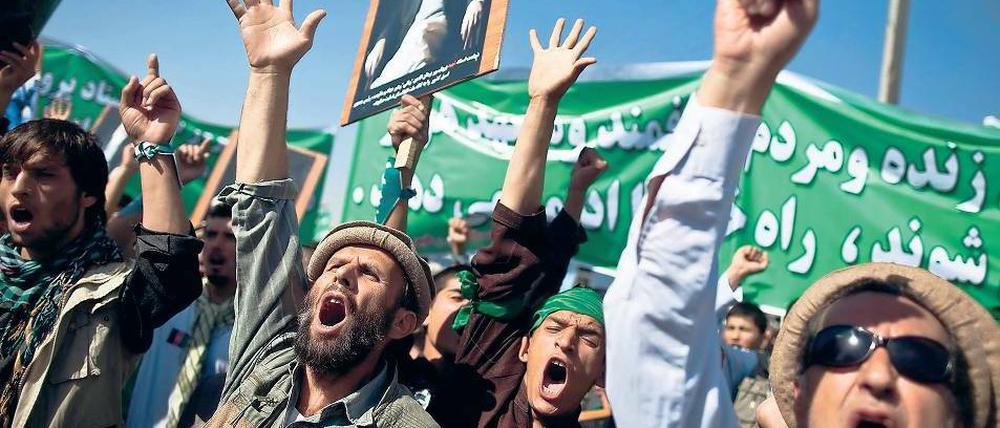 Proteste nach der Ermordung des früheren Präsidenten Rabbani. Es wäre sein Wunsch gewesen, weiter mit Taliban zu verhandeln, sagt Fouzi. Foto: Ahmad Masood/Reuters