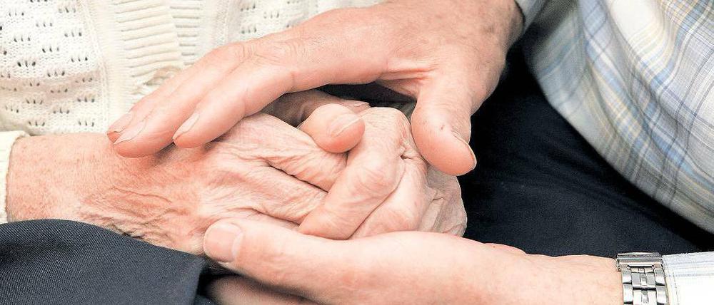 Unersetzlich. Menschliche Zuwendung ist eine wesentliche Hilfe für Alzheimer-Patienten. Dagegen sind alle Versuche, die Ursache der Krankheit mit Medikamenten zu bekämpfen, bislang weitgehend erfolglos geblieben.