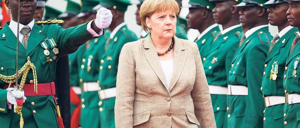 In Ehren. Die Bundeskanzlerin wird in Abuja empfangen. In der nigerianischen Öffentlichkeit spielte ihr Besuch dagegen kaum eine Rolle. Foto: Michael Kappeler/dpa