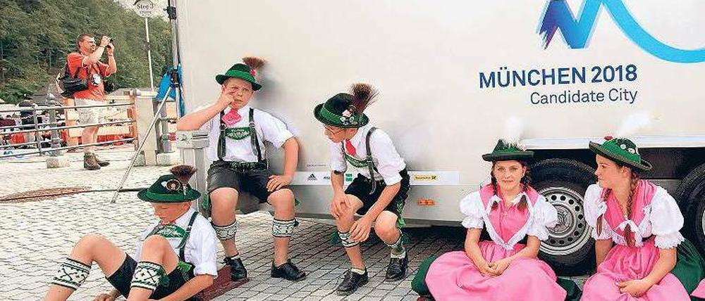 Pause oder Abschied von Olympia? Die jungen Mitglieder dieser Trachtengruppe am Königssee verarbeiten das Ergebnis aus Durban. Sie könnten in vier Jahren wieder dabei sein – wenn sich die Sportpolitik für eine erneute Bewerbung entscheidet. Foto: dpa