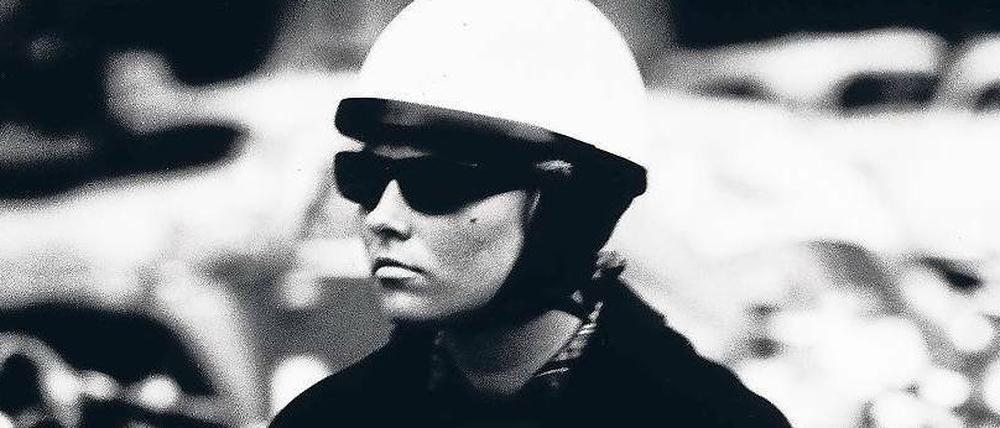 Flotter Feger. 1962 fotografierte Abisag Tüllmann diese Frau auf einem Motorroller in Frankfurt am Main.
