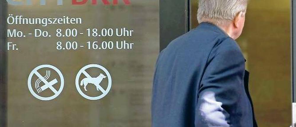 Heimatlos: Die frühere Konkurrenz hat wenig Lust, die demnächst unversicherten Kunden der Pleitekasse City BKK aufzunehmen. Immer häufiger fühlen sich gesetzliche Krankenversicherer gezwungen, kranke und ältere Menschen möglichst fernzuhalten.