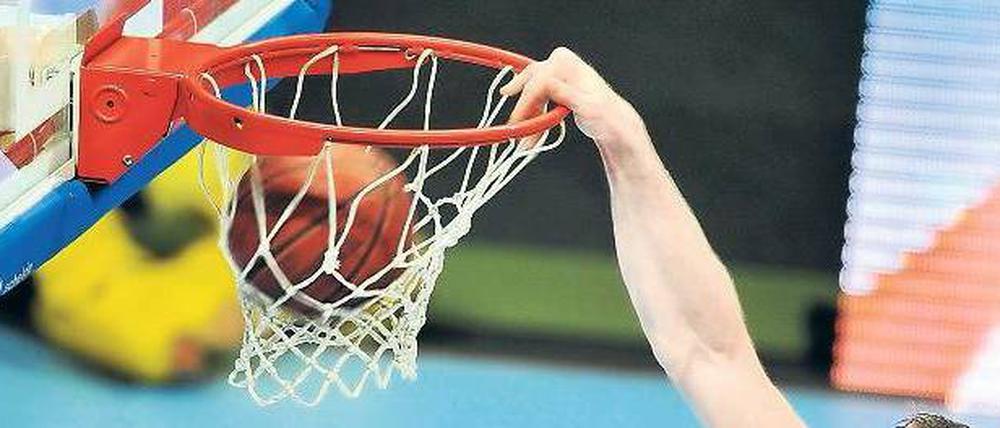 Das haut rein. Aron Baynes von den Baskets Oldenburg stopft den Ball in den Korb. Am Ende brachte der größere Willen den Oldenburgern den Erfolg.