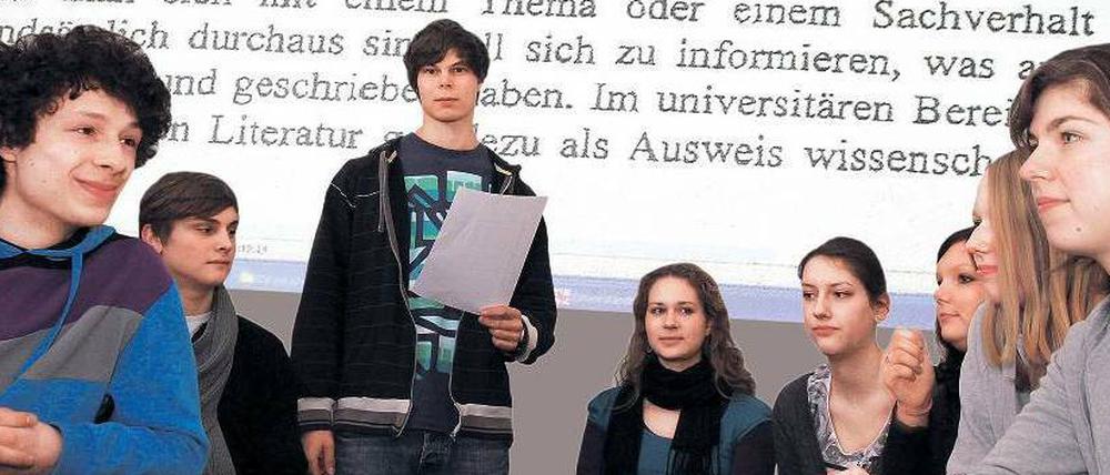 Kopierverbot. Die Schüler des Beethoven-Gymnasiums in Lankwitz kennen die Regeln, die sie auch mehrfach während des Abiturs unterschreiben.