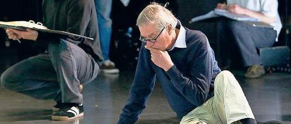 „Hört! Grafen, Edle, Freie von Brabant!“ Hans Neuenfels (M.) bei den Proben. Heute ist „Lohengrin“-Generalprobe, am Sonntag, den 25.7., Premiere.