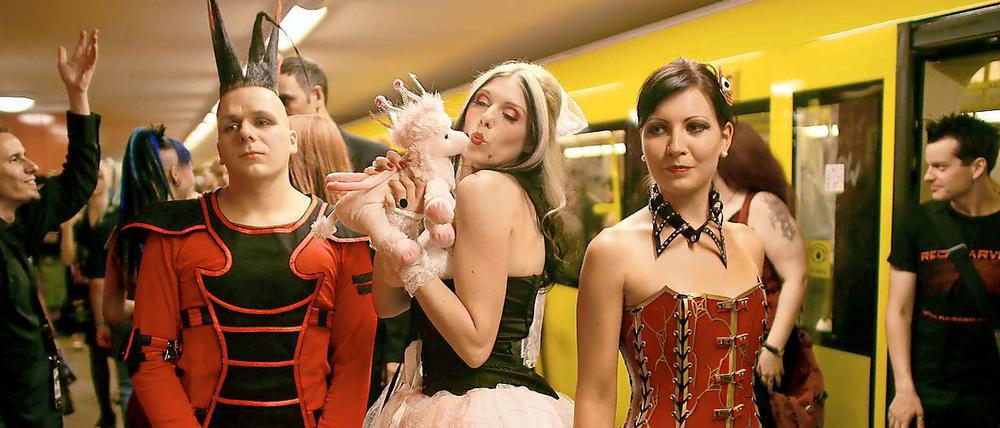 Alexanderplatz: Am 8. und 9. Juli wird die Endstation der U-Bahnlinie 5 zur "Fashion Station", auf der 17 Designer ihre Mode zeigen.