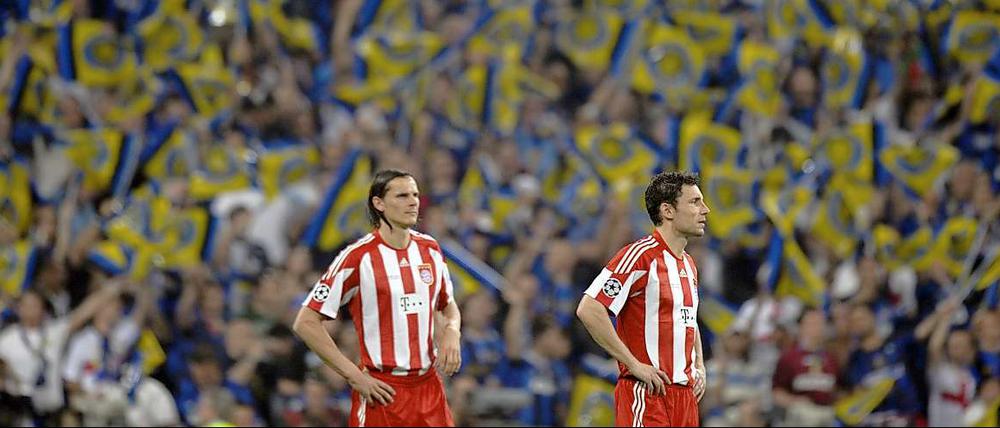Die anderen jubeln. Bayerns Daniel van Buyten und Mark van Bommel müssen mit der Niederlage fertig werden.