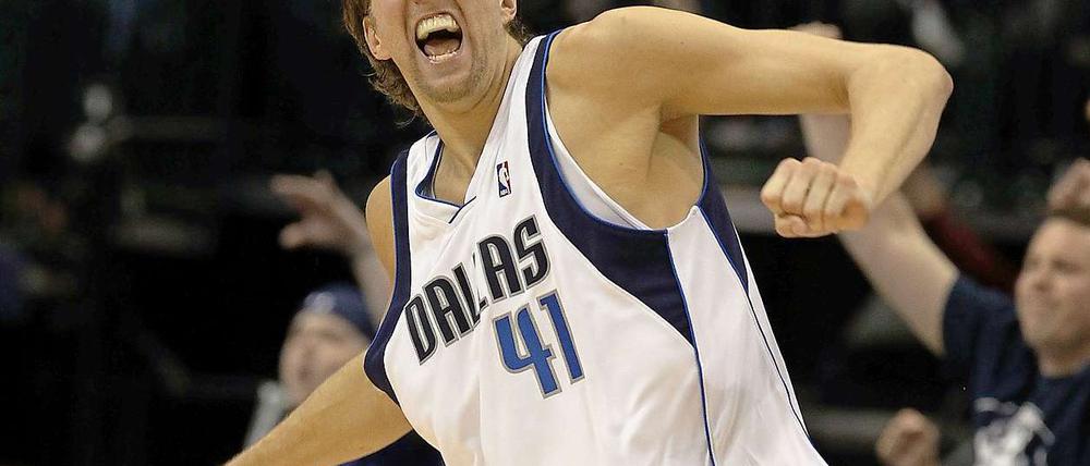 Unnachahmlich. Dirk Nowitzki bejubelt zwei seiner insgesamt 36 Punkte gegen San Antonio.