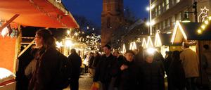 Der Weihnachtsmarkt in der Altstadt - im Hintergrund die Kirche St. Nikolai.