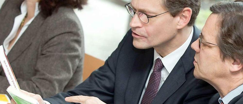 Einigung in Flüchtlingsfragen: Berlins Regierender Bürgermeister Michael Müller und der evangelische Bischof Markus Dröge trafen sich am Montag im Rahmen einer Senatssitzung in der Martin-Luther-Gemeinde in Berlin-Neukölln.