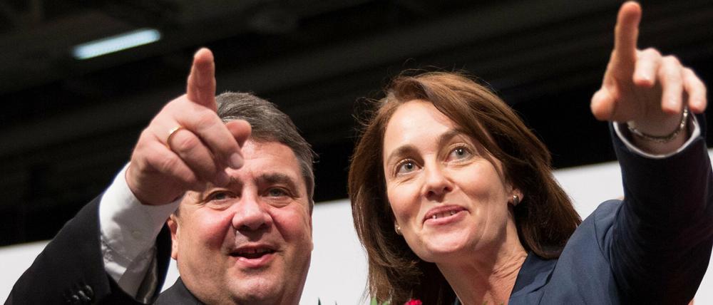 Der Parteivorsitzende und Bundeswirtschaftsminister Sigmar Gabriel (SPD) gratuliert am 11.12.2015 beim Bundesparteitag der Sozialdemokratischen Partei Deutschlands (SPD) in Berlin der neugewählten Generalsekretärin Katarina Barley.