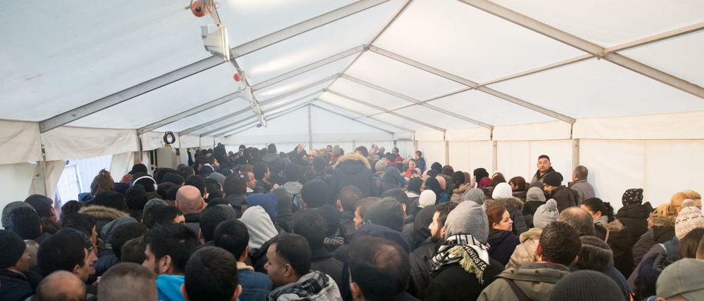Flüchtlinge warten in einem Zelt am Landesamt für Gesundheit und Soziales (LaGeSo) in Berlin.