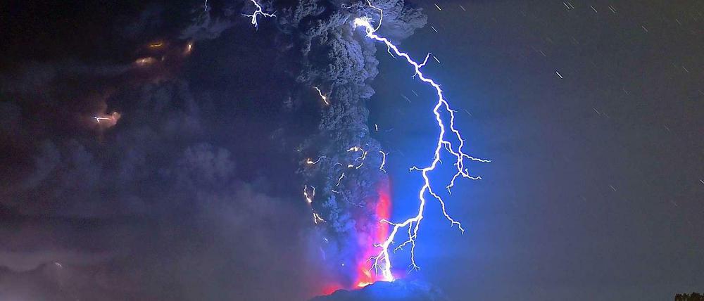 Blitze über dem Vulkan Calbuco in Chile.