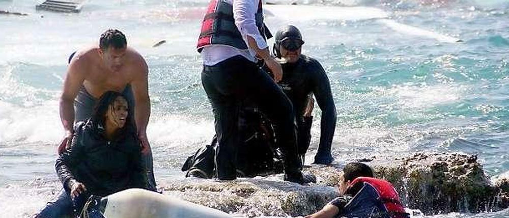 Rettung auf den Klippen von Rhodos. Mit letzter Kraft hat sich eine Frau auf die Klippen von Rhodos gerettet und wird von Anwohnern und Rettungskräften geborgen.