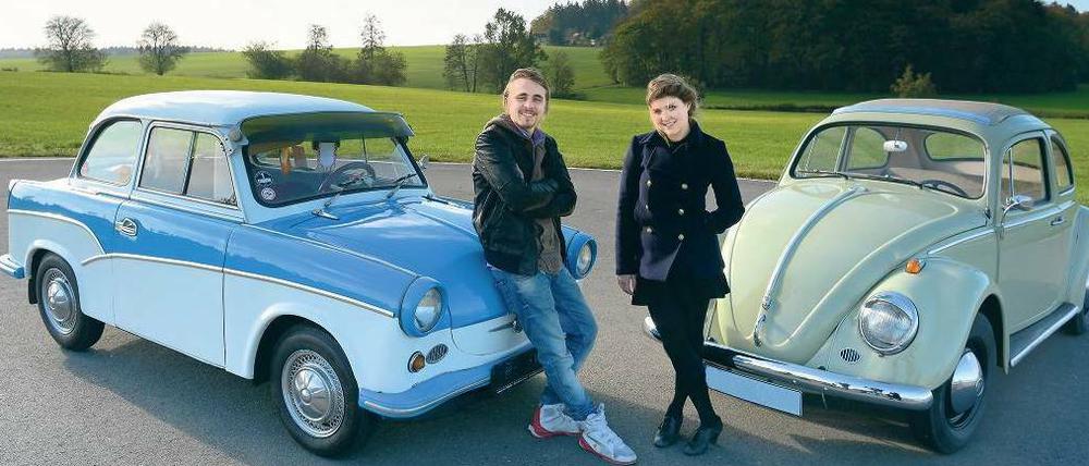 Die Jungschauspieler Constantin von Jascheroff und Lara Mandoki testen Trabi und Käfer auf Fassungsvermögen und Fahrspaß.