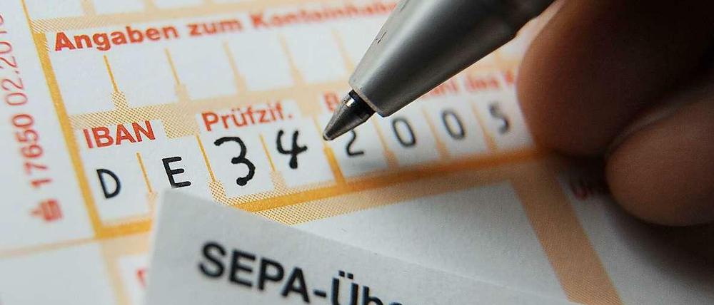 Eine teure Angelegenheit. Einige Geldinstitute verlangen für Papierüberweisungen eine üppige Gebühr. Der Unmut der Kunden hält sich noch in Grenzen.