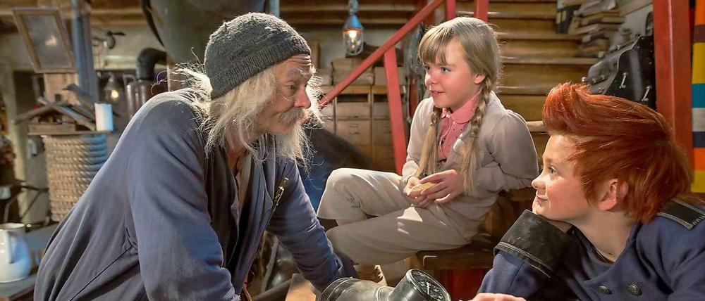 Die Schauspieler Kristoffer Joner (Doktor Proktor, l), Emily Glaister (Lise, M.) und Eilif H. Noraker (Bulle) besprechen sich in der deutsch-norwegischen Koproduktion "Doktor Proktors Pupspulver".