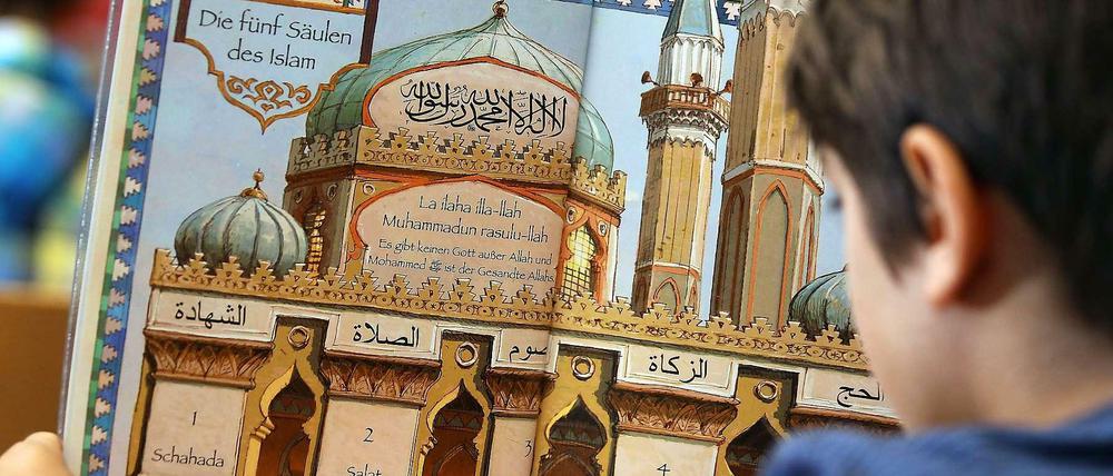 Ein islamischer Schüler beim Religionsunterricht.