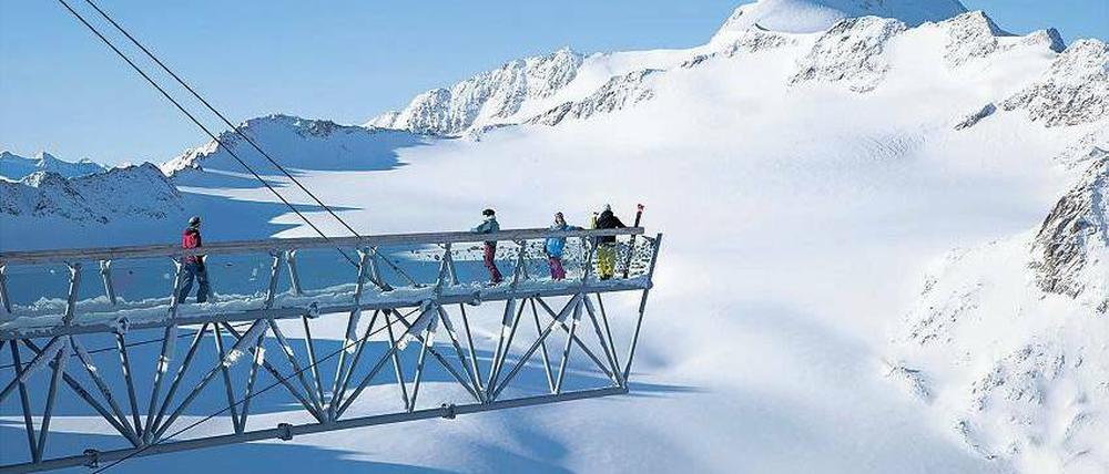 Ins Nichts. Auf dem Tiefenbachkogl in Sölden ragt eine Stahlbrücke über den Gletscherabgrund hinaus – auf 3250 Metern.