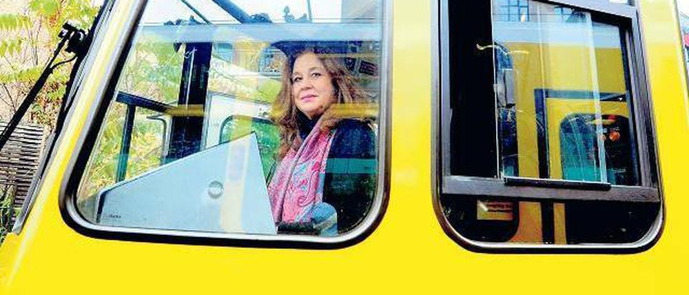 Hoch in dem gelben Wagen. Als Ute Lubosch 1989 für das DDR-Fernsehen „Johanna“ drehte, waren die Fahrersitze einer Tatra-Straßenbahn noch etwas härter gefedert. Die alten Fahrzeuge wurden runderneuert, sind aber noch immer im Einsatz.