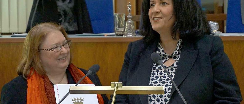 Amtsantritt. Stadträtin Dagmar König (links) bekam ihre Ernennungsurkunde von BVV-Vorsteherin Judith Stückler.