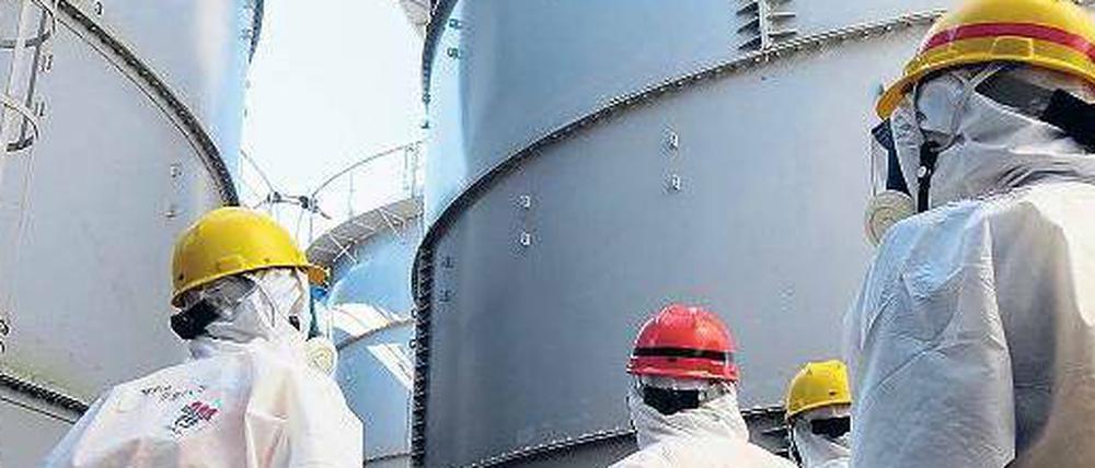 Tank an Tank. Hunderte Auffangbehälter stehen auf dem Akw-Gelände in Fukushima. Doch haben viele davon Lecks und halten strahlendes Wasser unzureichend zurück.