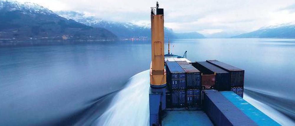 Fjordland voraus. Hoch beladen gleitet „Emma“ nach Norwegen. Ein Hafenstädtchen nach dem anderen läuft sie an. Ladung wird gelöscht – und neue kommt an Bord.