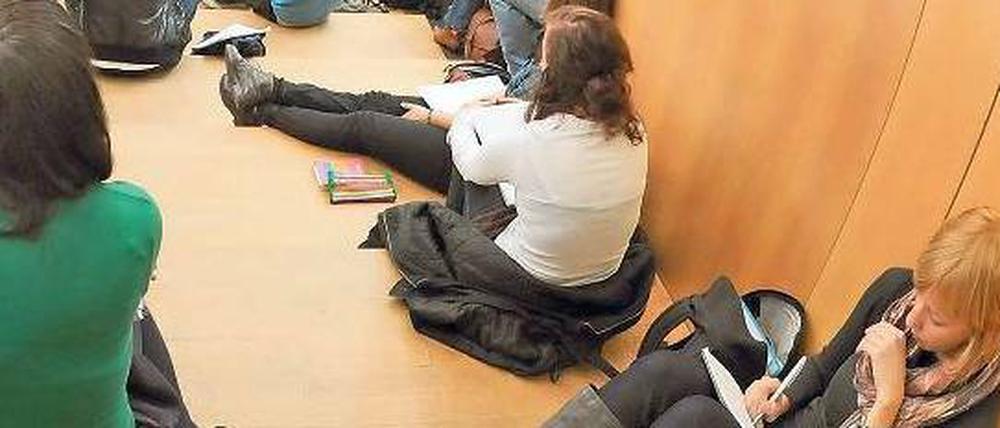 Studierende sitzen im Hörsaal und schreiben mit.
