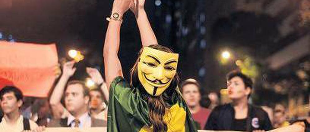 Von Randalen und Gewalt berichten Brasiliens große Sender, obwohl es viele friedliche Proteste gibt. Also greifen die Demonstranten selbst zur Kamera. Foto: rts