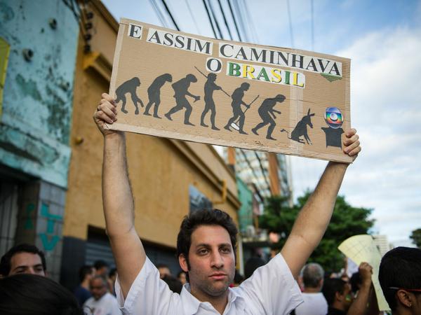 Ein Demonstrant in Brasilien zeigt seine Enttäuschung über Globo TV.