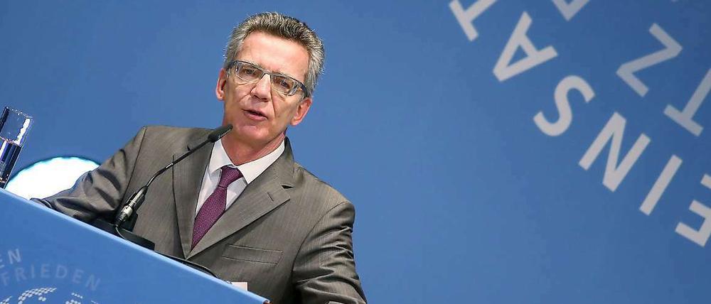 Im Mittelpunkt: Wenn die heiße Wahlkampfphase beginnt, wird der Untersuchungsausschuss des Bundestags zum gescheiterten Rüstungsprojekt „Euro Hawk“ eine zentrale Rolle spielen. Und damit auch Verteidigungsminister Thomas de Maizière.