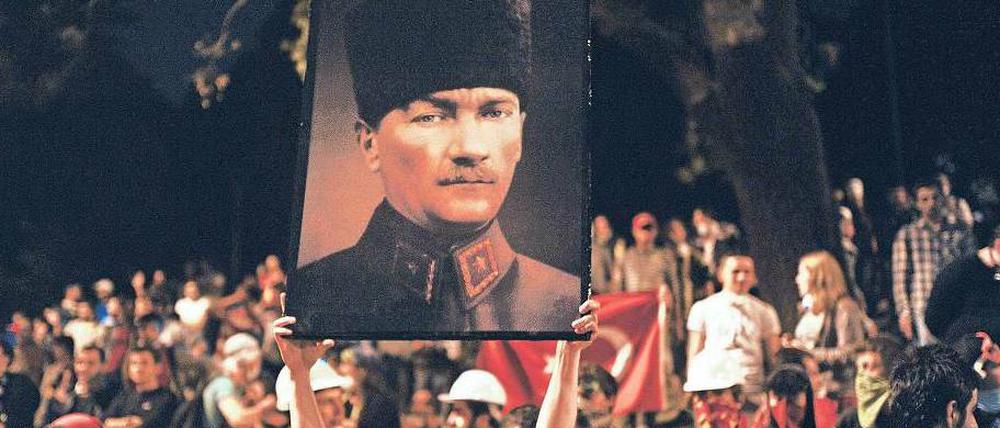 Schrei so laut du kannst. Ein Demonstrant hält am Mittwoch in Istanbul ein Bild von Staatsgründer Mustafa Kemal Atatürk in die Höhe.