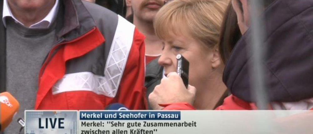 Angela Merkel verschafft sich in Passau ein Bild von den Hochwasserschäden.