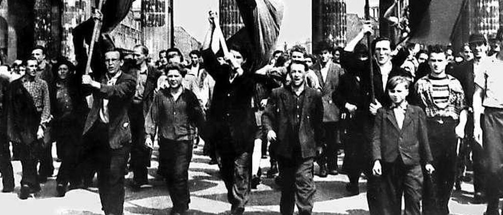 Ost-Berliner Arbeiter am 17. Juni 1953 am Brandenburger Tor